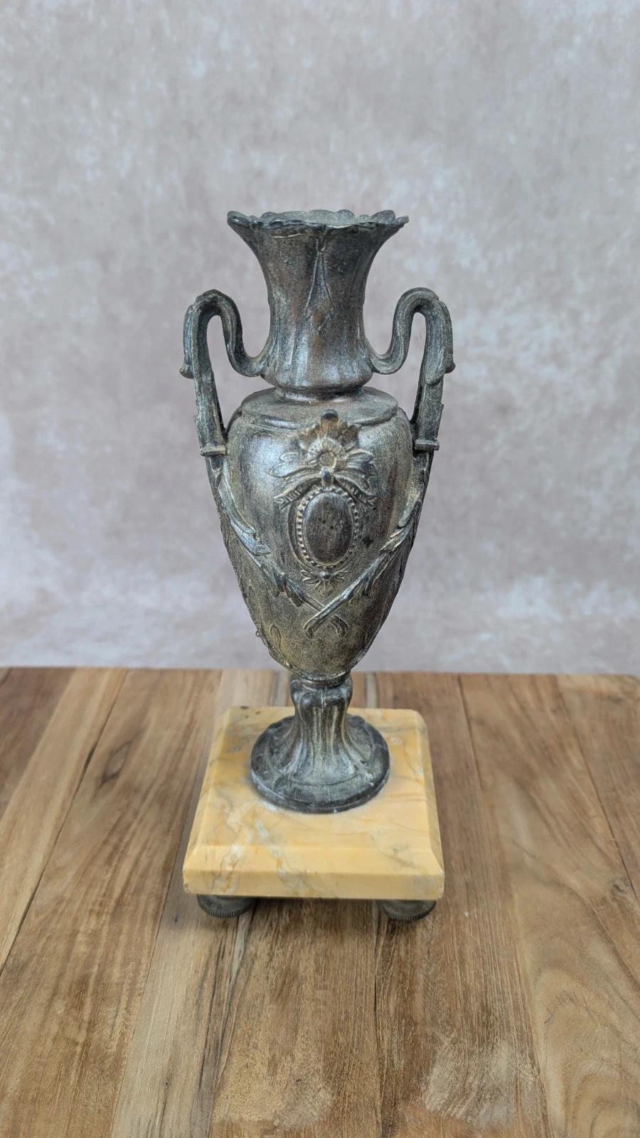 Urne décorative ancienne en métal sur socle en marbre