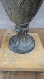 Urne décorative ancienne en métal sur socle en marbre