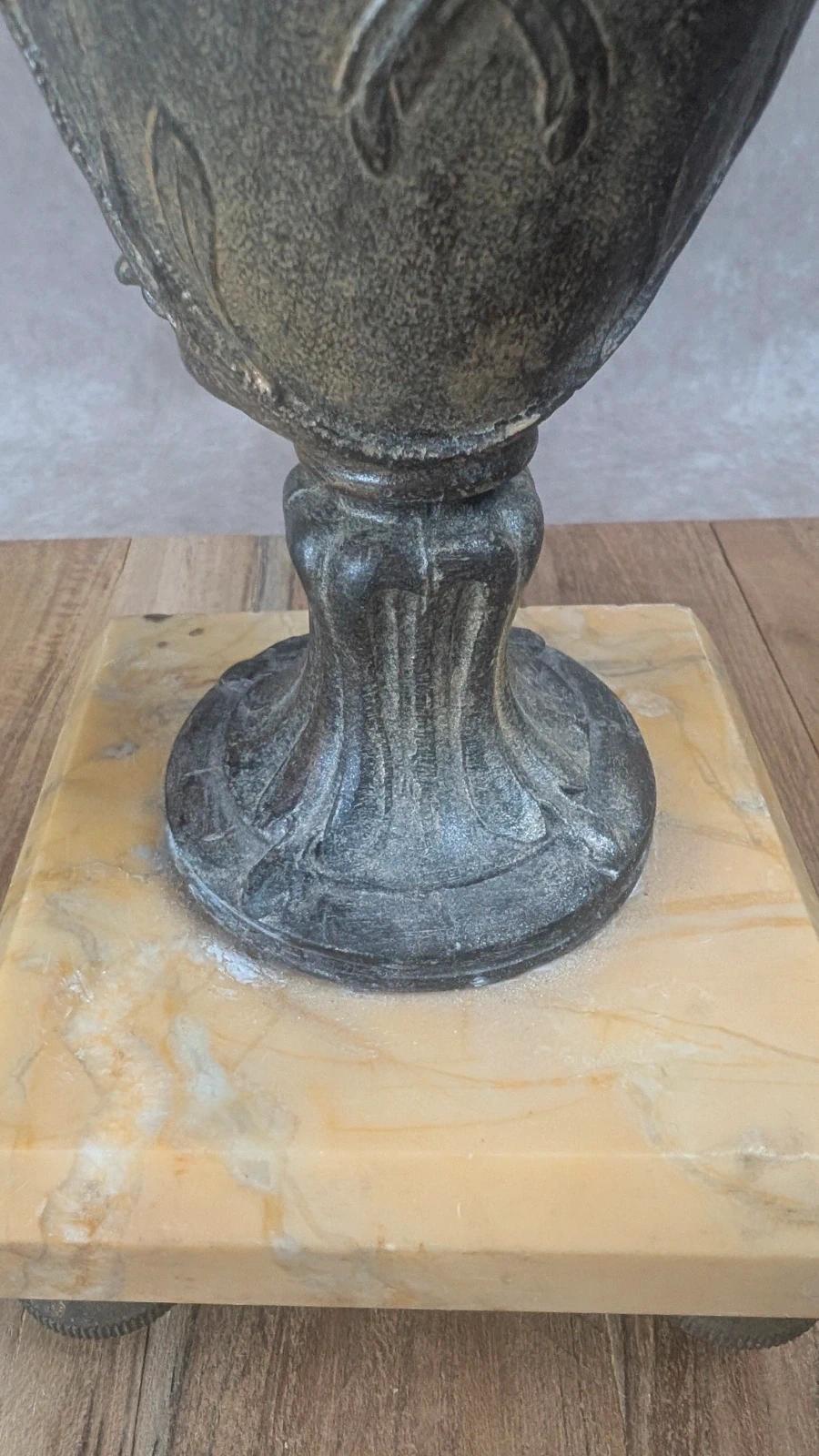 Urne décorative ancienne en métal sur socle en marbre