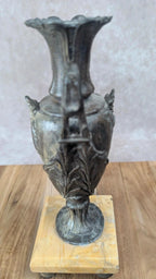 Urne décorative ancienne en métal sur socle en marbre