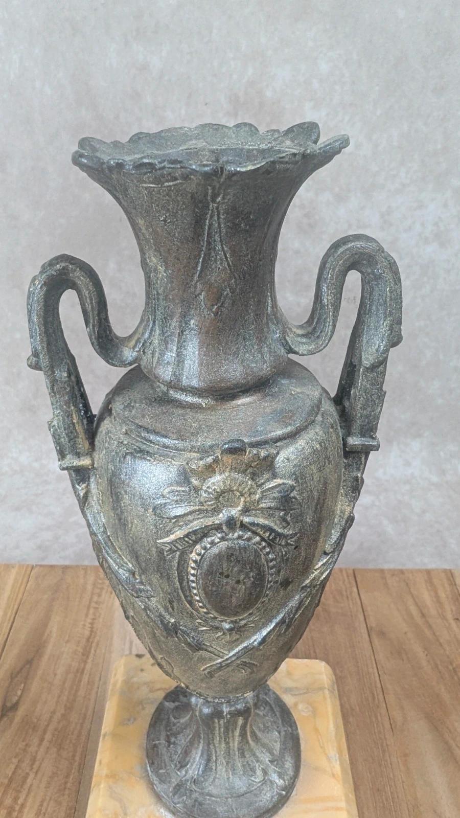 Urne décorative ancienne en métal sur socle en marbre