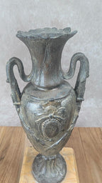 Urne décorative ancienne en métal sur socle en marbre