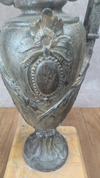Urne décorative ancienne en métal sur socle en marbre