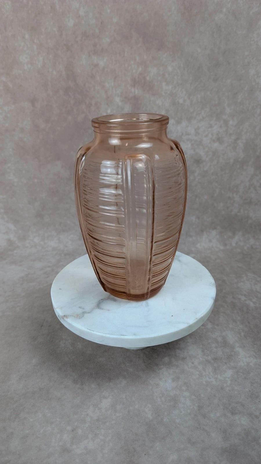 Vase ancien en verre moulé rosé 🌸