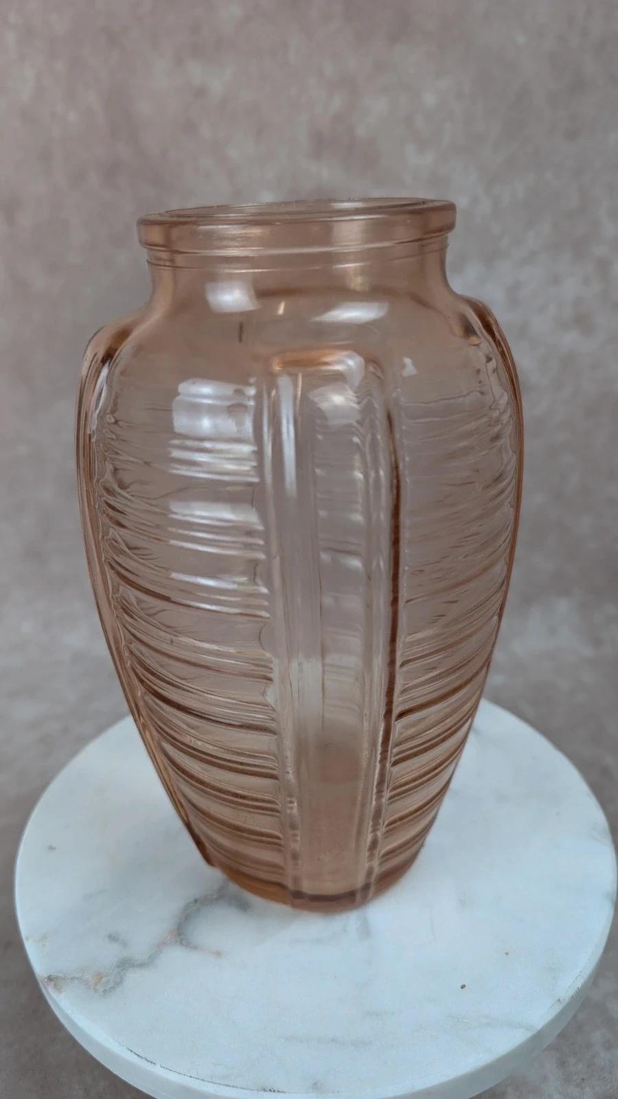Vase ancien en verre moulé rosé 🌸