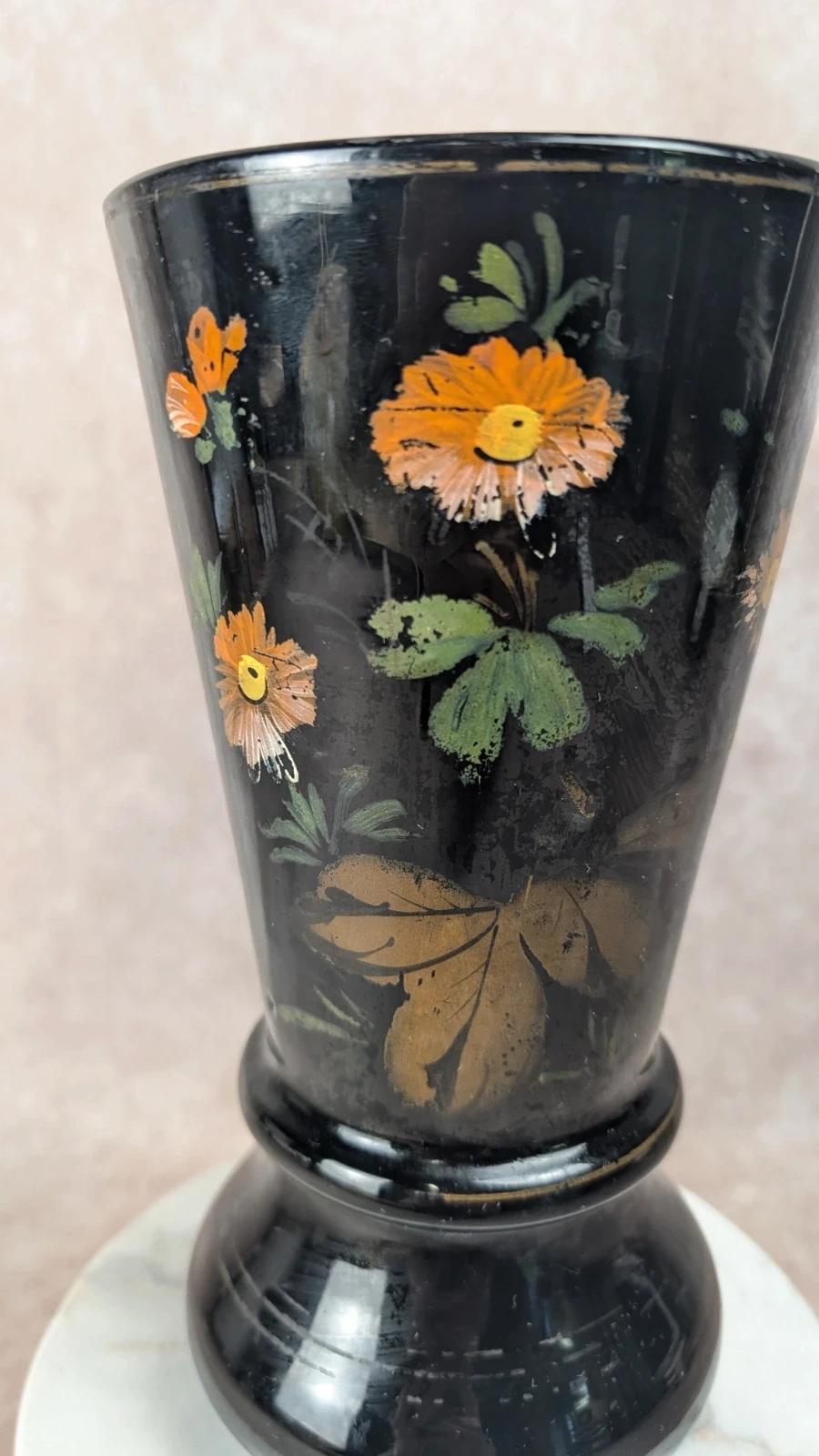 Vase ancien en verre noir peint à la main