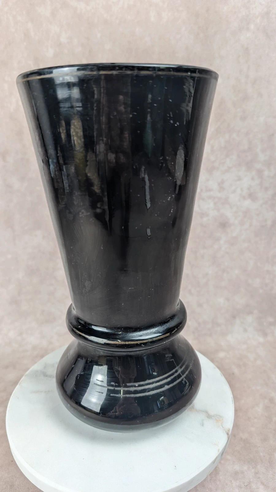Vase ancien en verre noir peint à la main