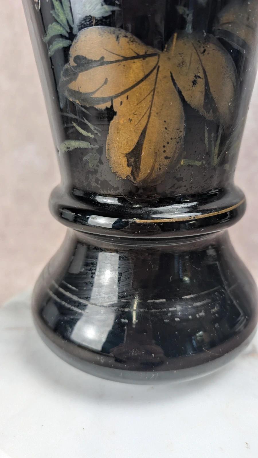 Vase ancien en verre noir peint à la main