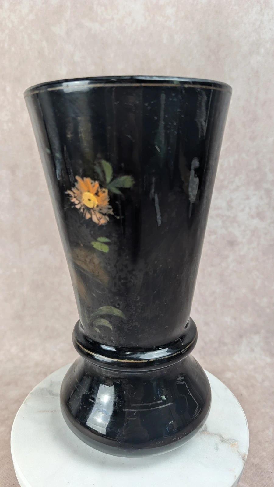 Vase ancien en verre noir peint à la main