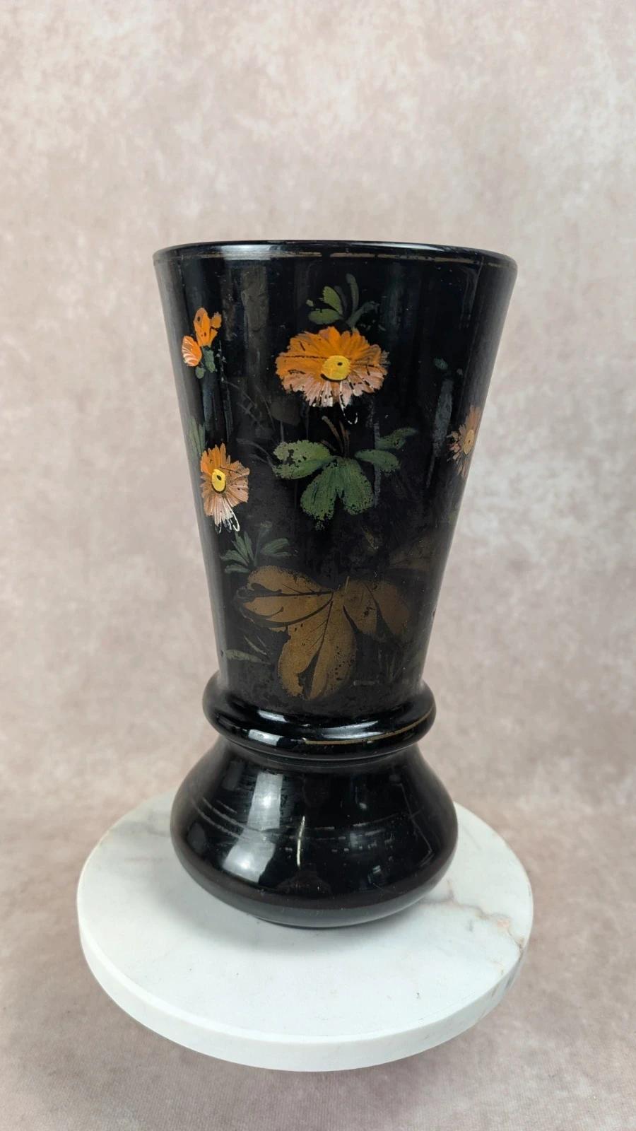Vase ancien en verre noir peint à la main