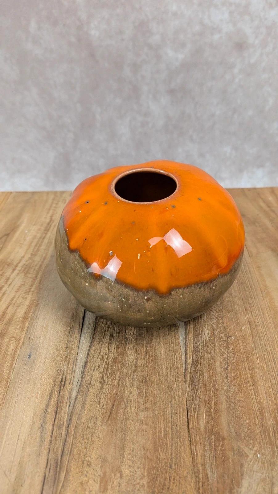 Vase boule en céramique émaillée brun orangé – signé – vintage