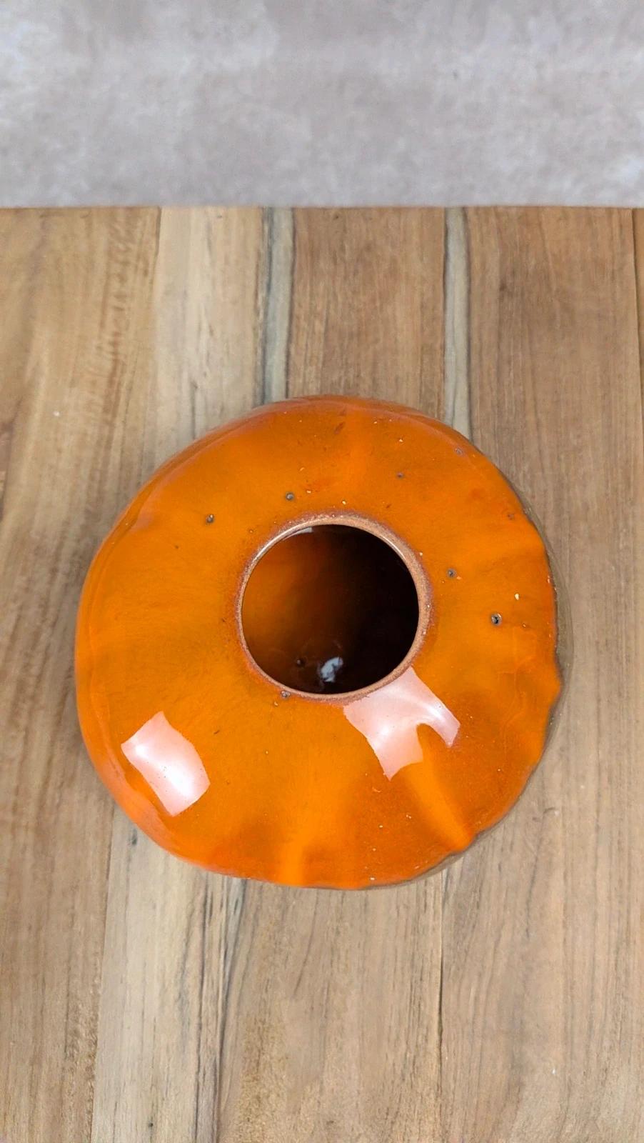 Vase boule en céramique émaillée brun orangé – signé – vintage
