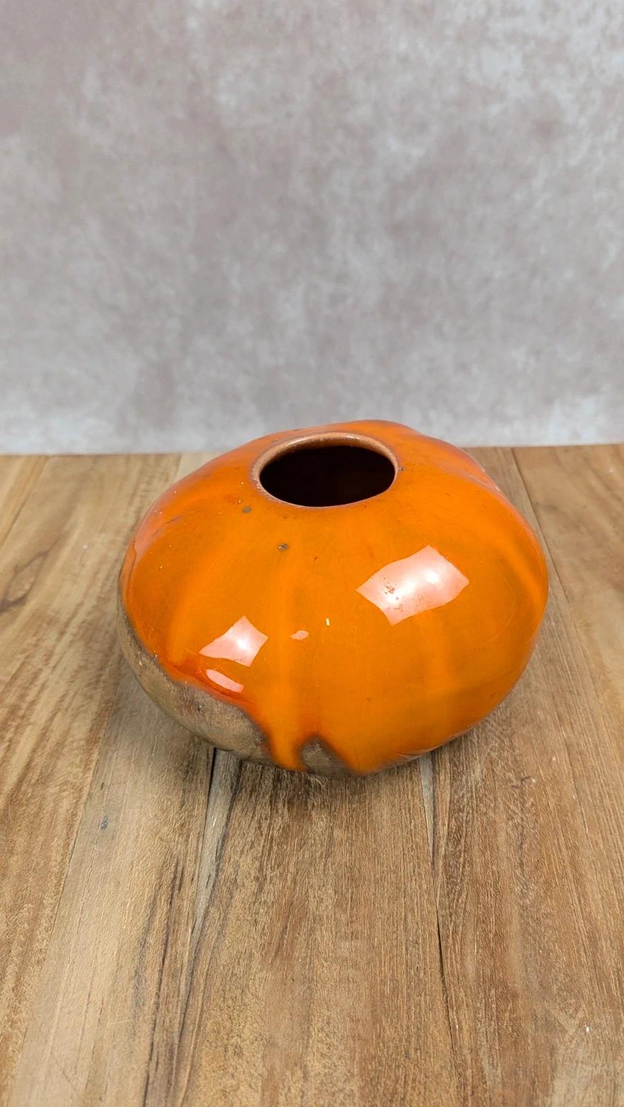 Vase boule en céramique émaillée brun orangé – signé – vintage