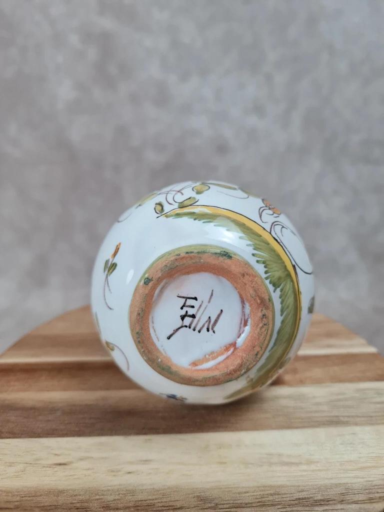 🌿 Vase en faïence peint à la main – décor floral & oiseau – signé