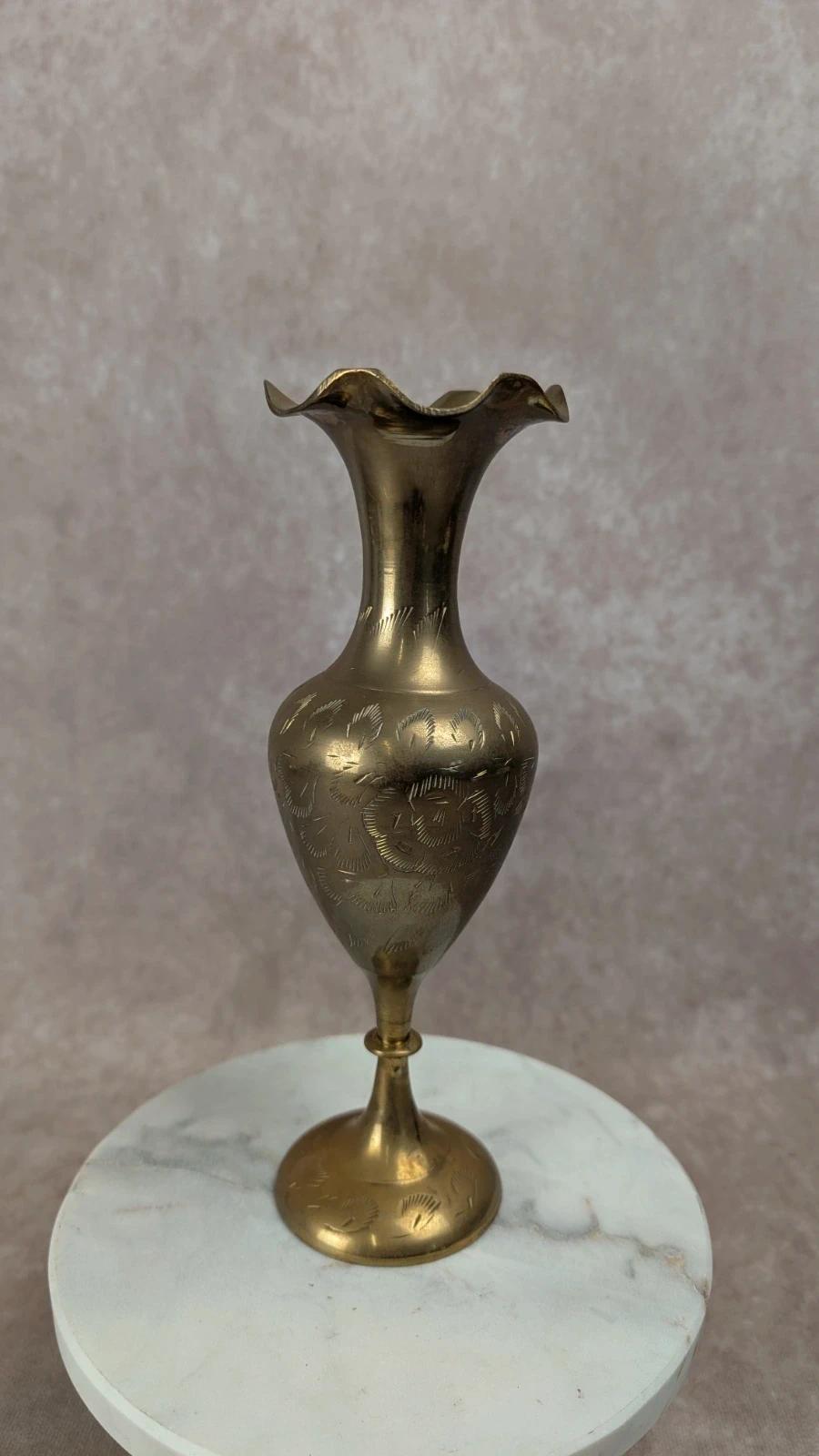 Vase en laiton gravé
