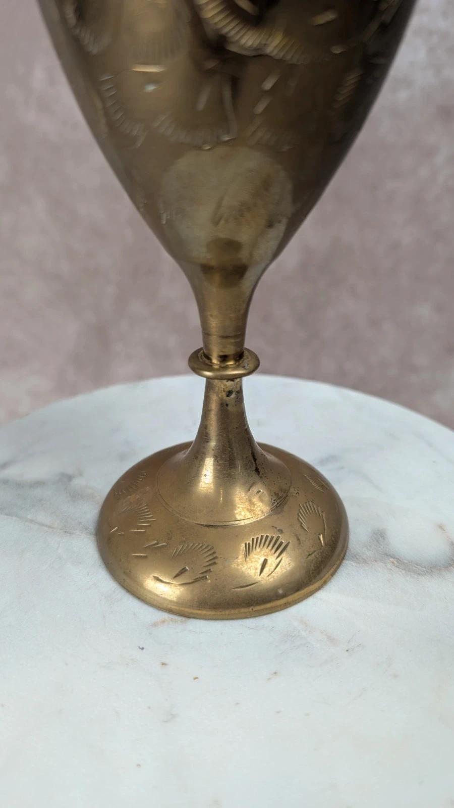 Vase en laiton gravé