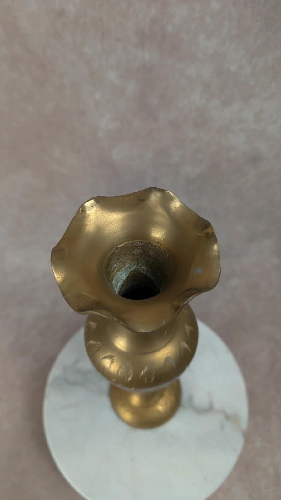 Vase en laiton gravé