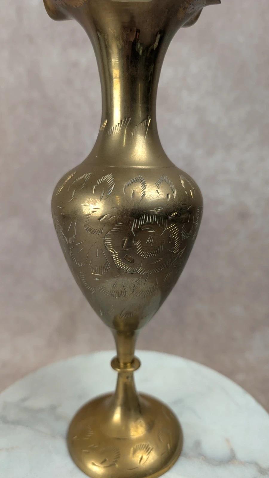 Vase en laiton gravé