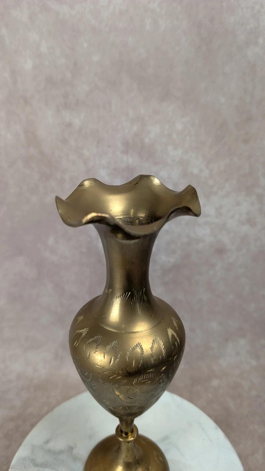 Vase en laiton gravé