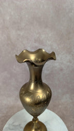 Vase en laiton gravé