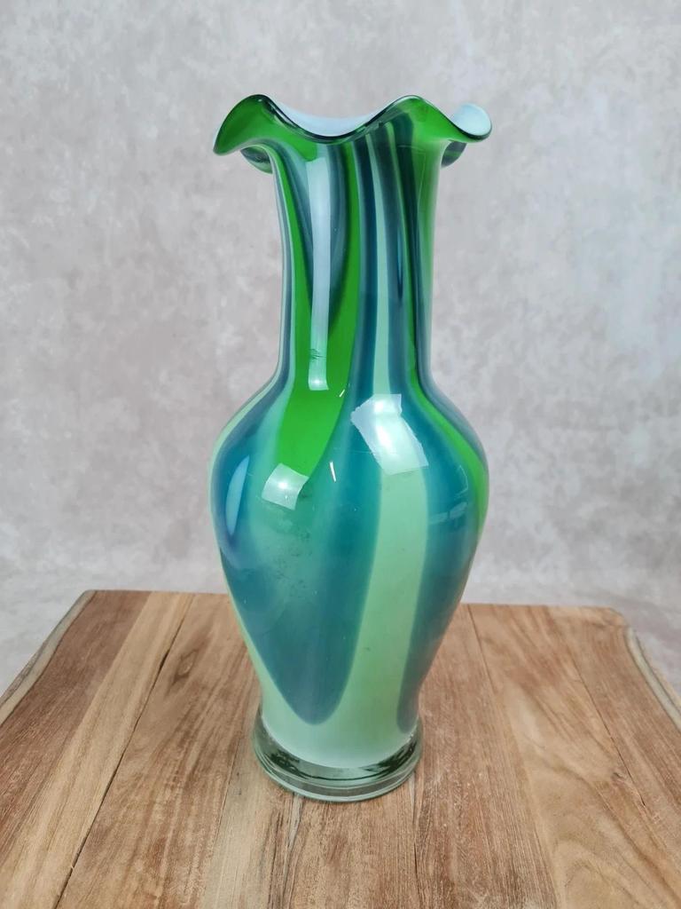 Vase en verre soufflé, attribué à Murano style Carlo Moretti