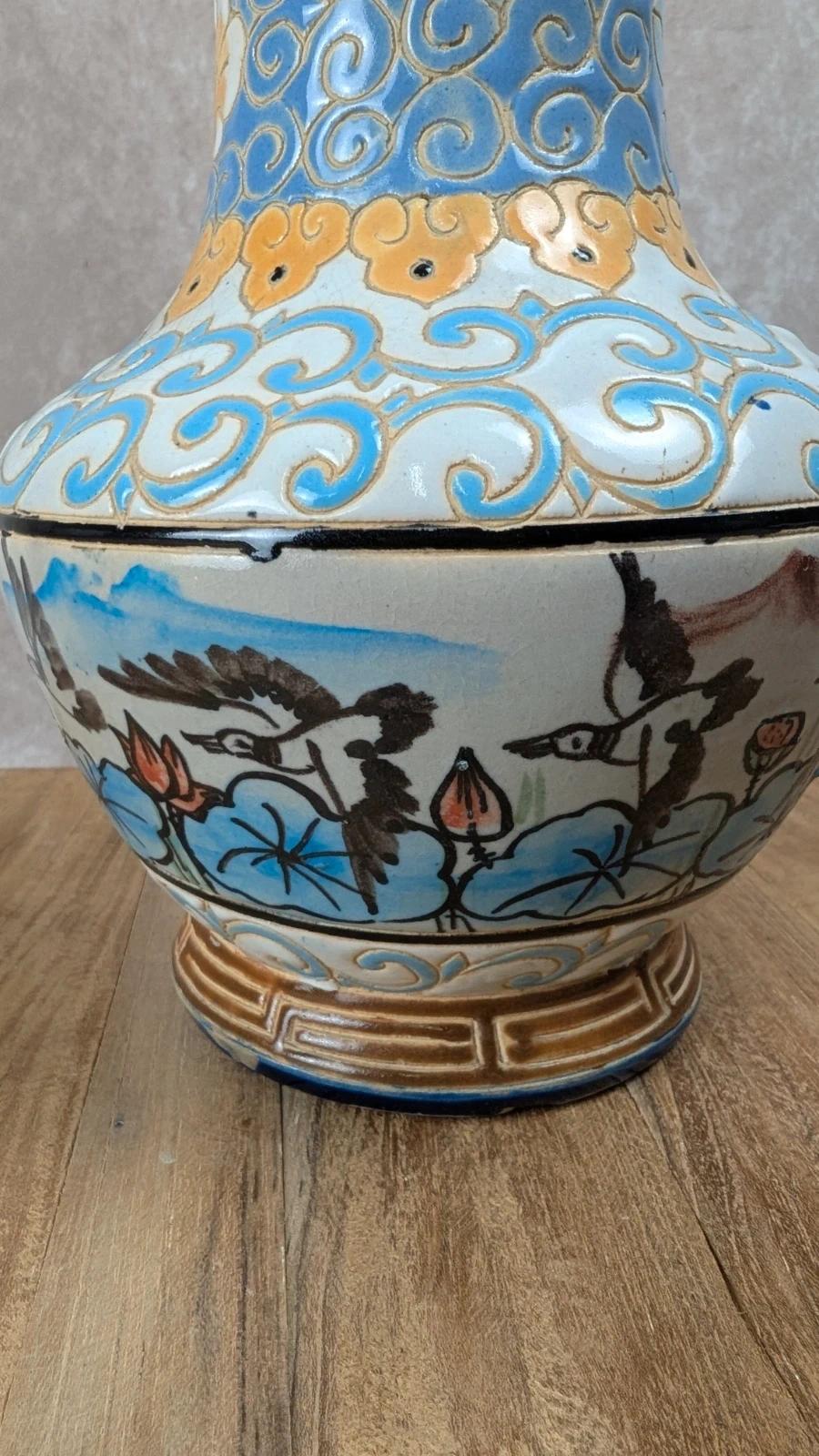 Vase japonisant à décor d’oiseaux et fleurs de lotus