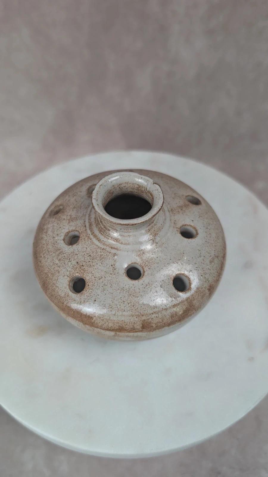 Vase pique - fleurs signé Volkoff en grès