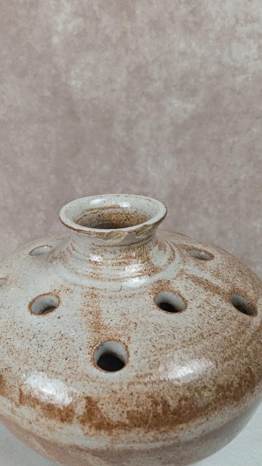Vase pique - fleurs signé Volkoff en grès