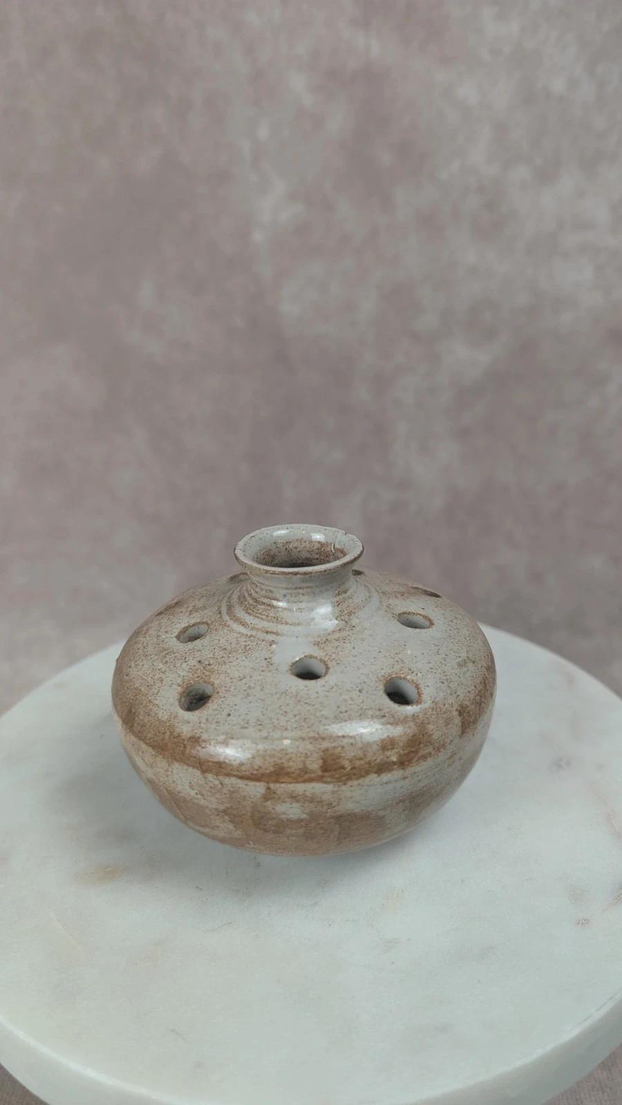 Vase pique - fleurs signé Volkoff en grès
