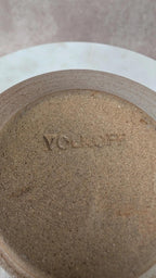 Vase pique - fleurs signé Volkoff en grès
