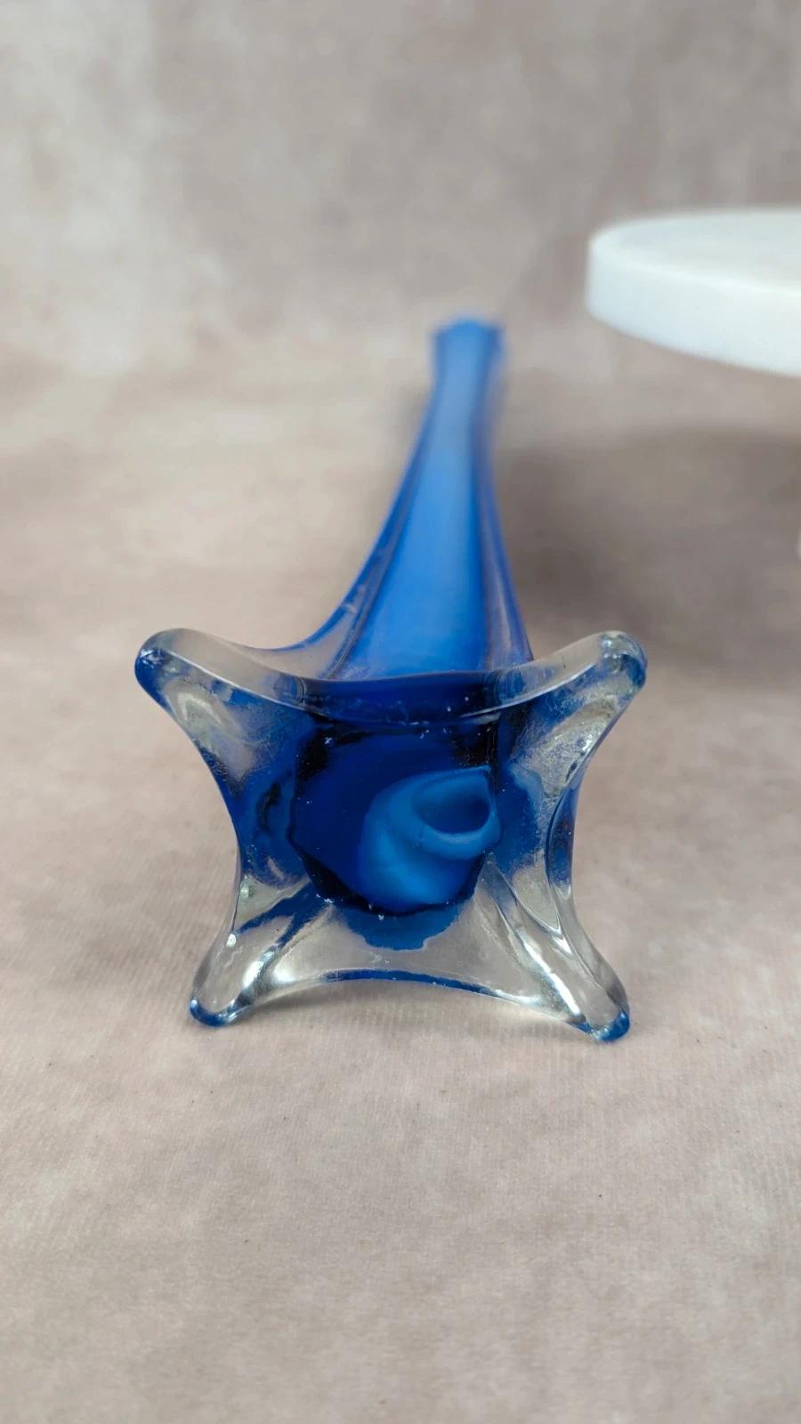 Vase soliflore bleu en verre vintage