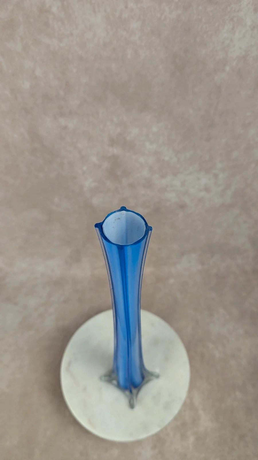 Vase soliflore bleu en verre vintage