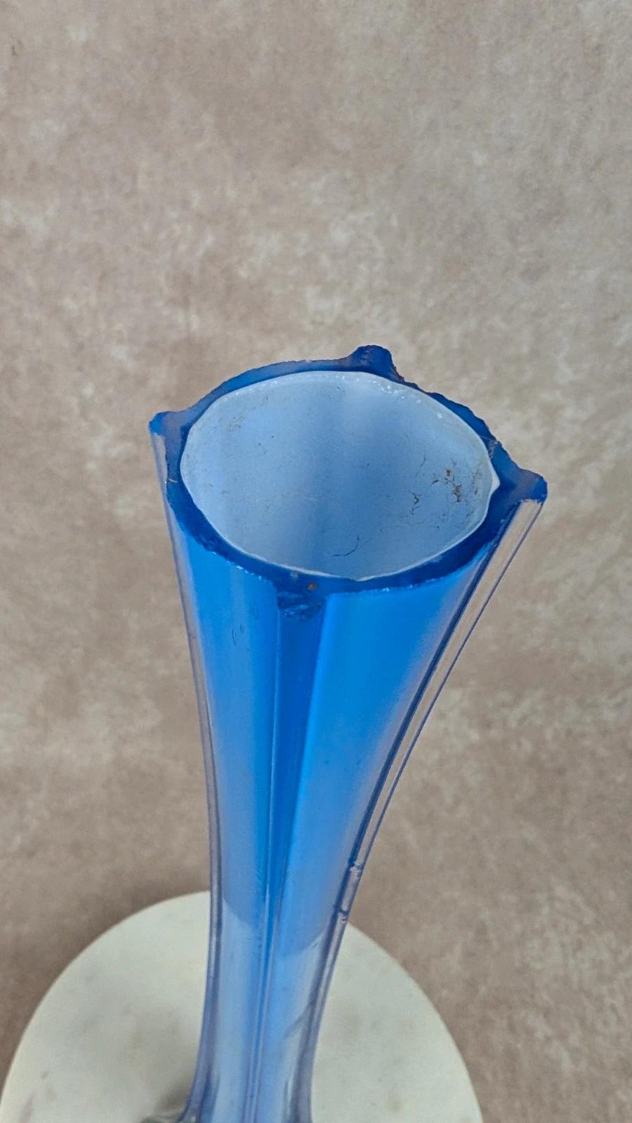 Vase soliflore bleu en verre vintage