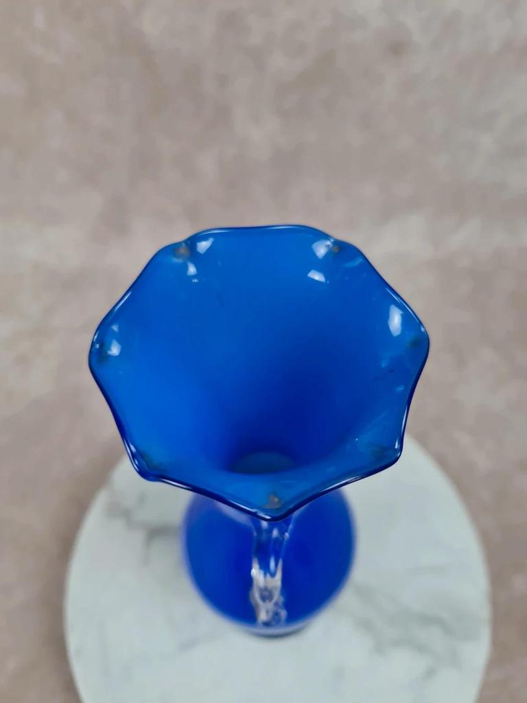 🌿 Vase vintage en verre bleu cobalt soufflé avec anse transparente