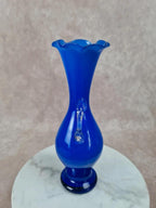🌿 Vase vintage en verre bleu cobalt soufflé avec anse transparente