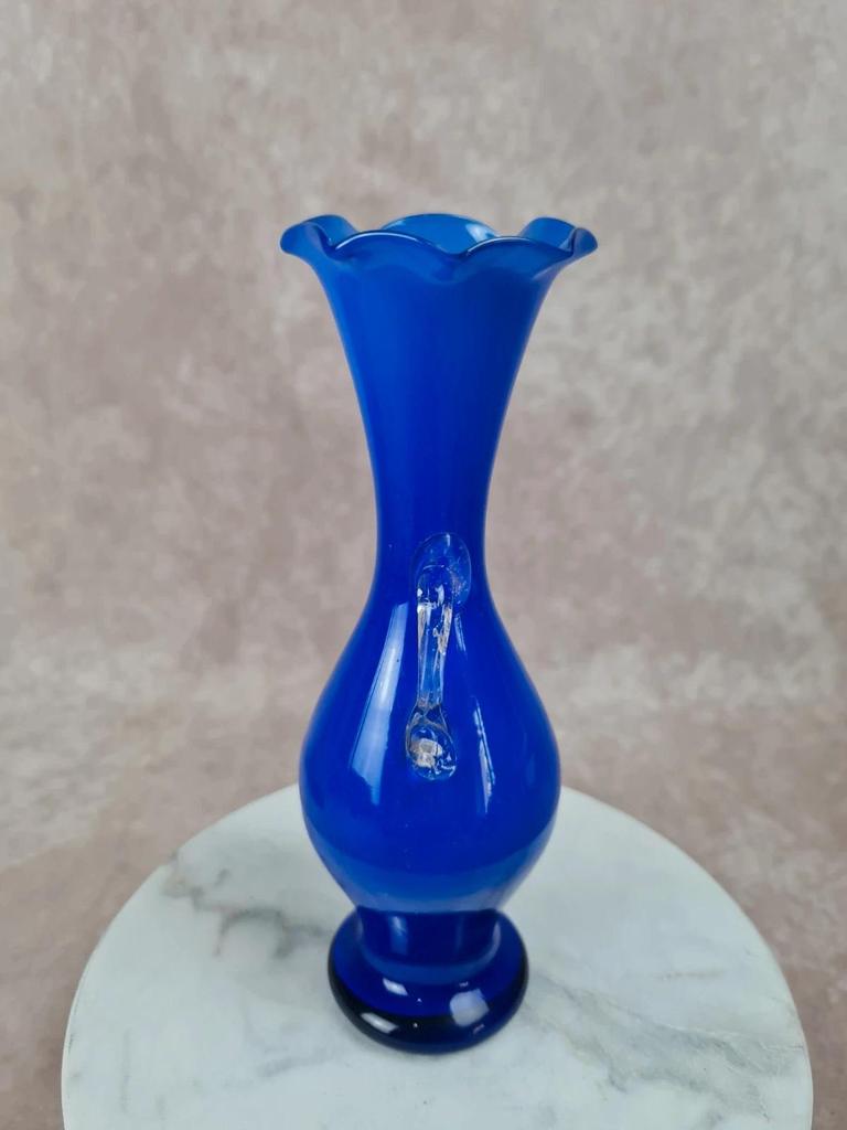 🌿 Vase vintage en verre bleu cobalt soufflé avec anse transparente