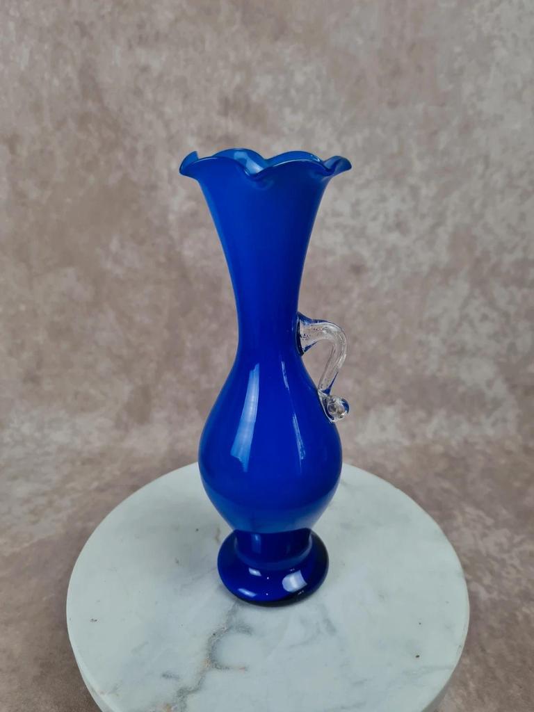 🌿 Vase vintage en verre bleu cobalt soufflé avec anse transparente