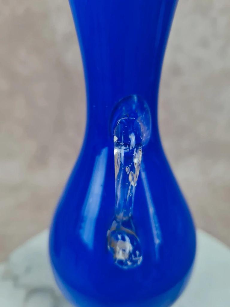 🌿 Vase vintage en verre bleu cobalt soufflé avec anse transparente